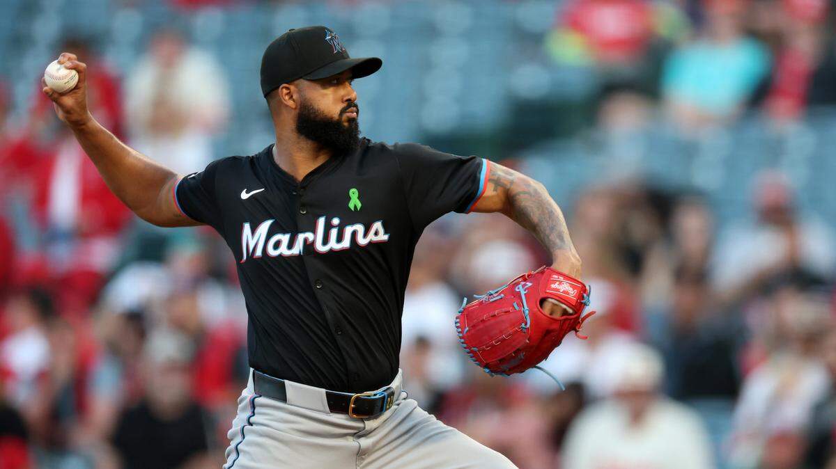 El abridor de los Marlins Sandy Alcántara lanza en el segundo inning del partido contra los Angelinos, celebrado el 23 de mayo de 2025 en Los Ángeles.