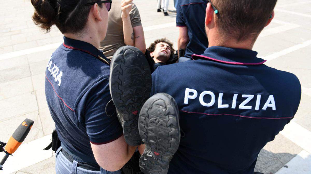Activistas del colectivo Extinction Rebellion realizaron una protesta en la Piazza San Marco de Venecia contra la boda de Jeff Bezos, el 26 de junio de 2025. La policía italiana desalojó a los manifestantes cargando a varios de ellos para proceder con su arresto. 