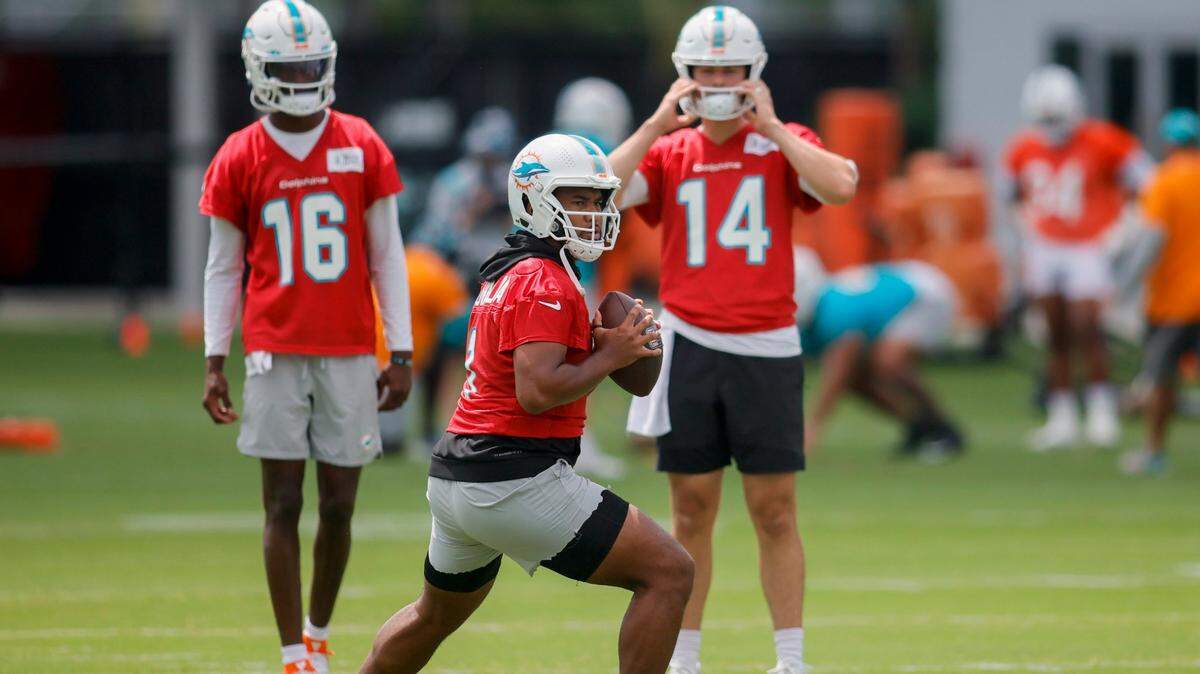 El quarterback de los Dolphins Tua Tagovailoa trata de hacer un pase en una práctica con el equipo en el Baptist Health Training Complex, el 7 de junio de 2023 en Miami Gardens, Florida.