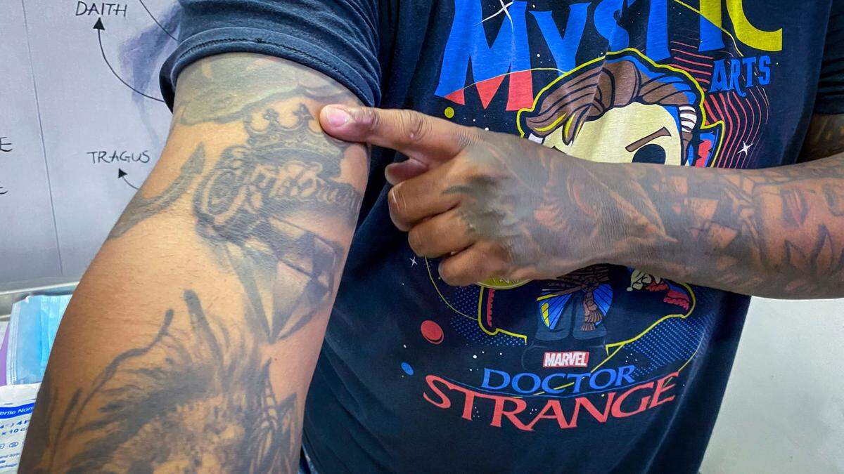 Mauricio Araujo luce sus tatuajes.