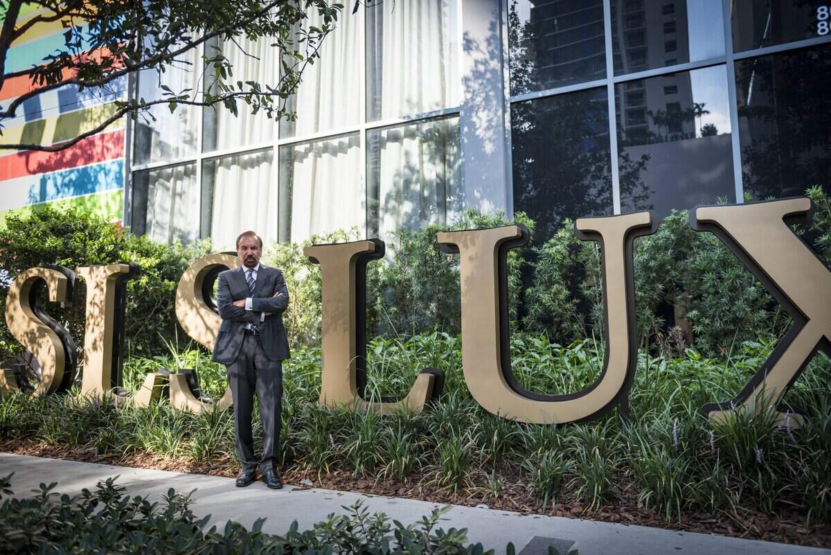 Jorge Pérez, presidente y director ejecutivo de  Related Group, junto a su nuevo proyecto, SLS Lux Brickell, un edificio de 57 pisos con apartamentos y suites de hotel de lujo. A la izq., se ve parte del mural del artista argentino Fabián Burgos.