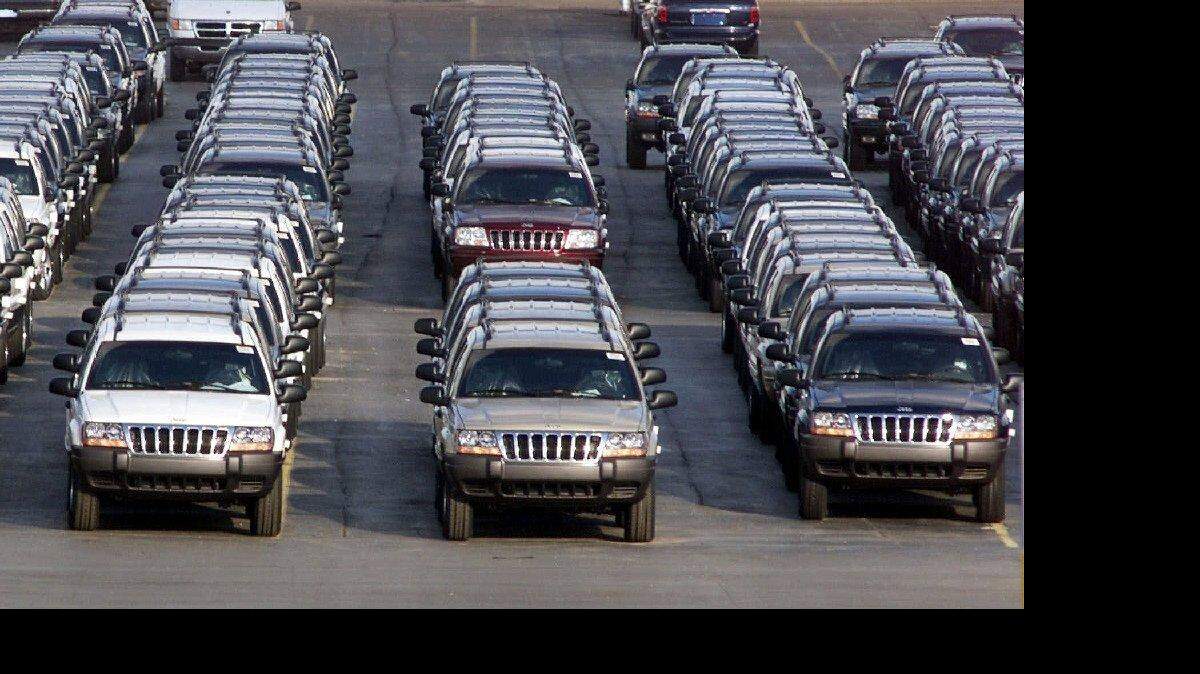 En esta foto de archivo tomada el 2 de febrero de 2001, hileras del Jeep Grand Cherokee 2001 se alinean fuera de la planta de montaje en Detroit, Michigan. Chrysler negó la petición de los reguladores de seguridad de Estados Unidos para recoger alrededor de 2,7 millones de vehículos para arreglar los tanques de combustible que podrían gotear y causar incendios en la parte trasera compañía collisions. La compañia dice que el gobierno ha pedido recoger los Jeep Grand Cherokee de 1993 a 2004 y los Jeep Libertys desde 2002 hasta 2007. Pero Chrysler dice en un comunicado que las SUVs son seguros y no defectuoso.