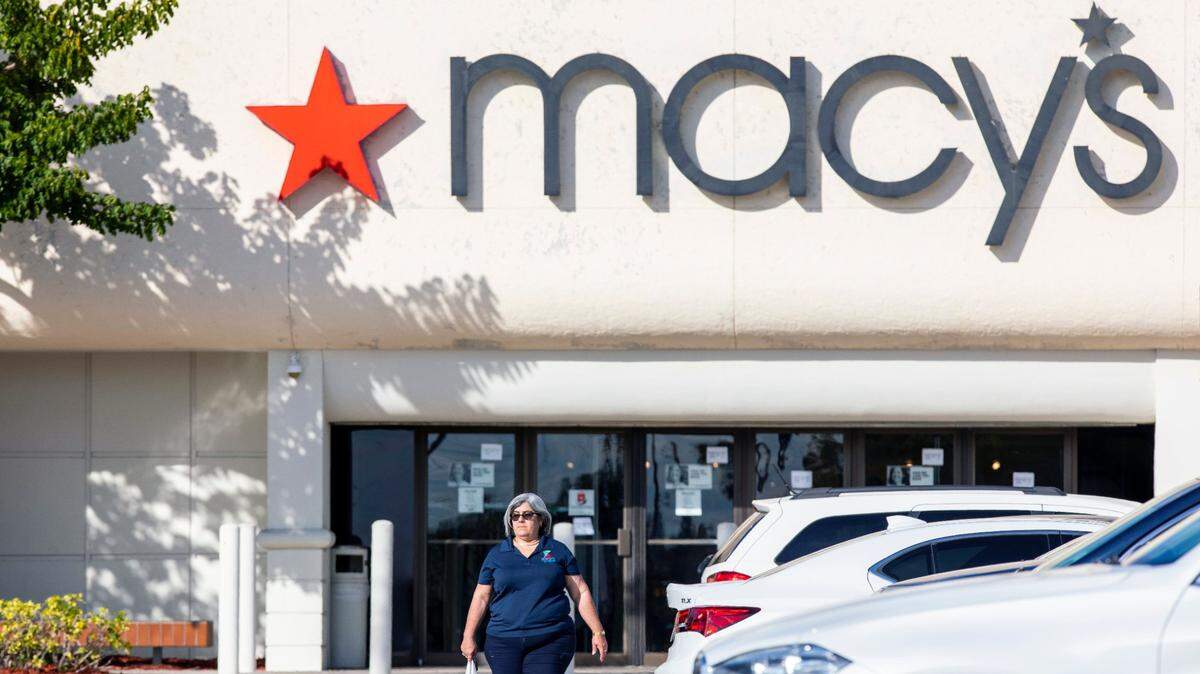 La cadena estadounidense de grandes almacenes Macy’s anunció este jueves que planea despedir al 3,5 % de su plantilla, unos 2,300 empleados, y cerrar cinco establecimientos a principios de este año.
