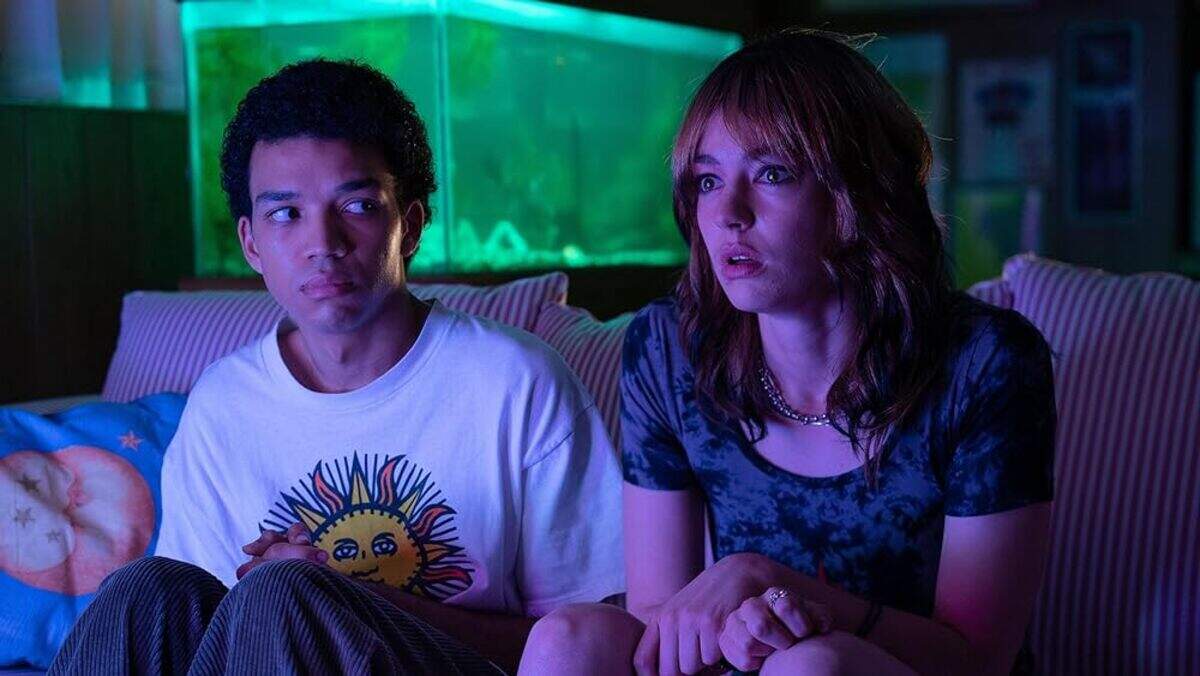 O Cinema Miami Beach estrena ‘I Saw the TV Glow’ (2024) drama con una trama muy original retrata la vida en un suburbio norteamericano de un adolescente de nombre Owen.
