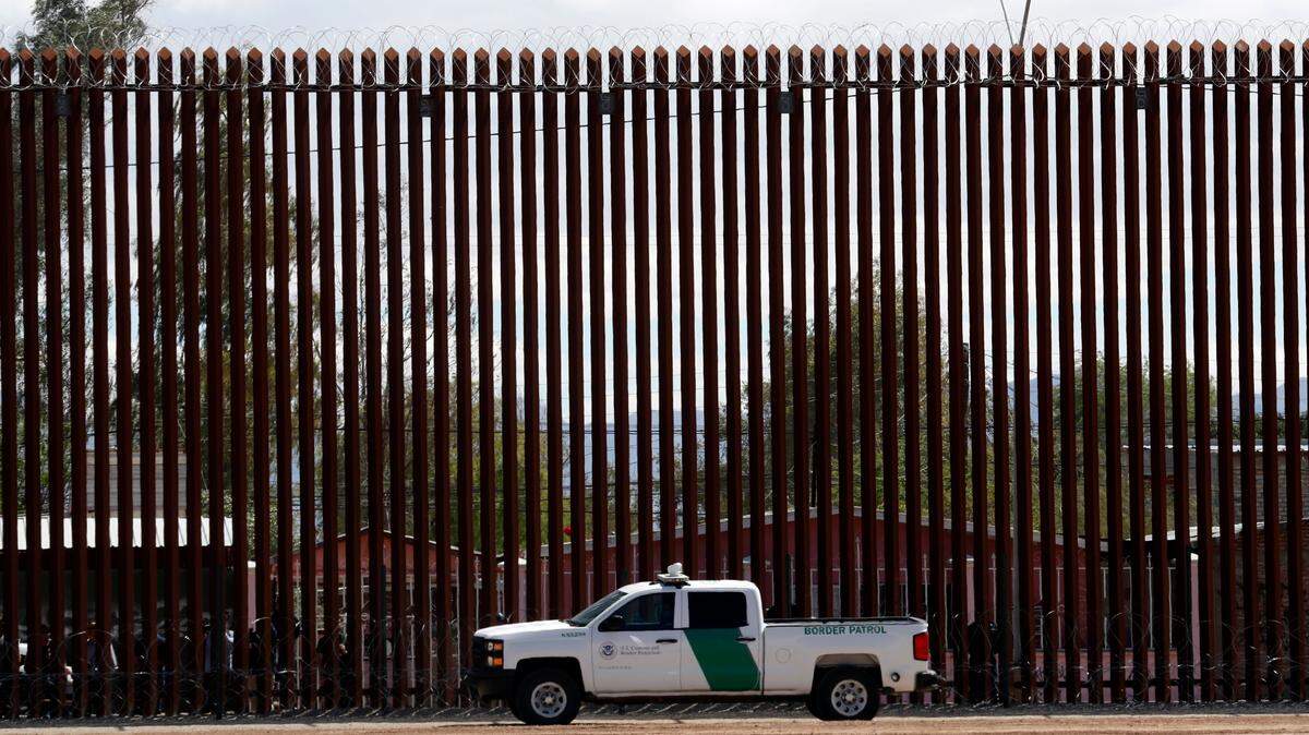 La Corte Suprema federal, máximo tribunal de Estados Unidos, dijo que levantaría el congelamiento de los fondos que fue dictado por una corte menor. En la imagen, de abril de 2019, una nueva sección del muro fronterizo en la localidad de El Centro, en California.