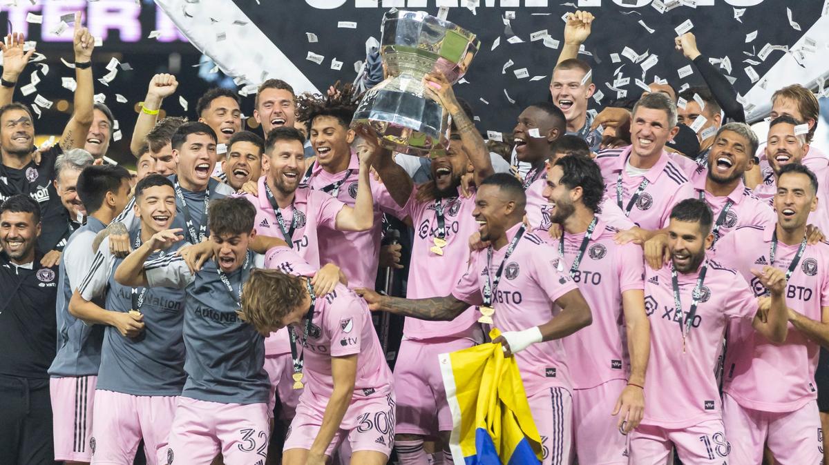 ILos jugadores de Inter Miami celebran con la Leagues Cup después de derrotar a Nashville SC en el partido final del torneo en GEODIS Park el sábado 19 de agosto de 2023 en Nashville, Tennessee.