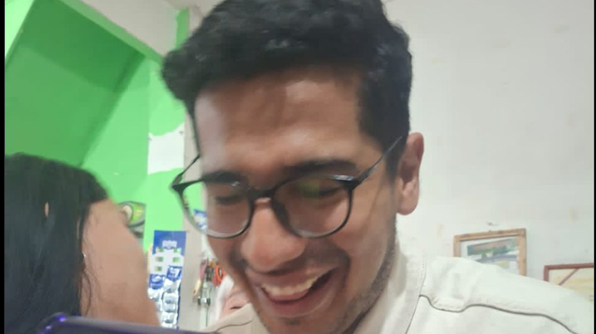 Foto del periodista Joan Camargo tras ser liberado por fuerzas policiales de Venezuela, el martes 4 de noviembre de 2025, en Caracas, Venezuela. La foto fue publicada en X por el Sindicato Nacional de Trabajadores de la Prensa de Venezuela (SNTP).