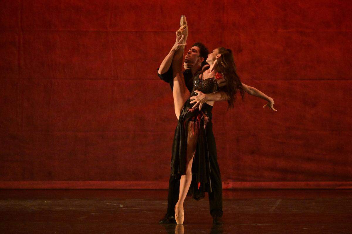Dejana Dorcevski y Petar Dorcevski, del National Theatre en Belgrado (Serbia) en “Roxane”, una de las actuaciones más aplaudidas durante la Gala de Clausura de Estrellas del XXIX Festival Internacional de Ballet de Miami. 