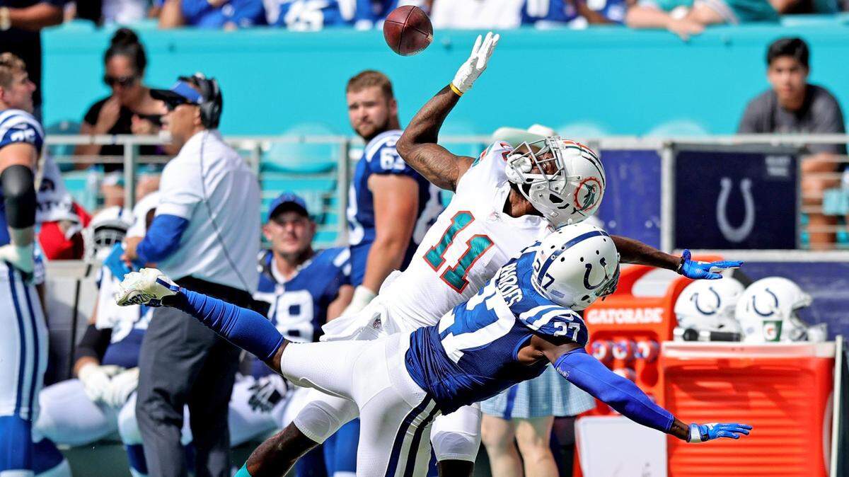 El wide receiver de los Dolphins DeVante Parker (11) atrapa un pase ante la marca del cornerback de los Colts de Indianápolis Xavier Rhodes, en el partido celebrado el 3 de octubre de 2021 en el Hard Rock Stadium en Miami Gardens, Florida.