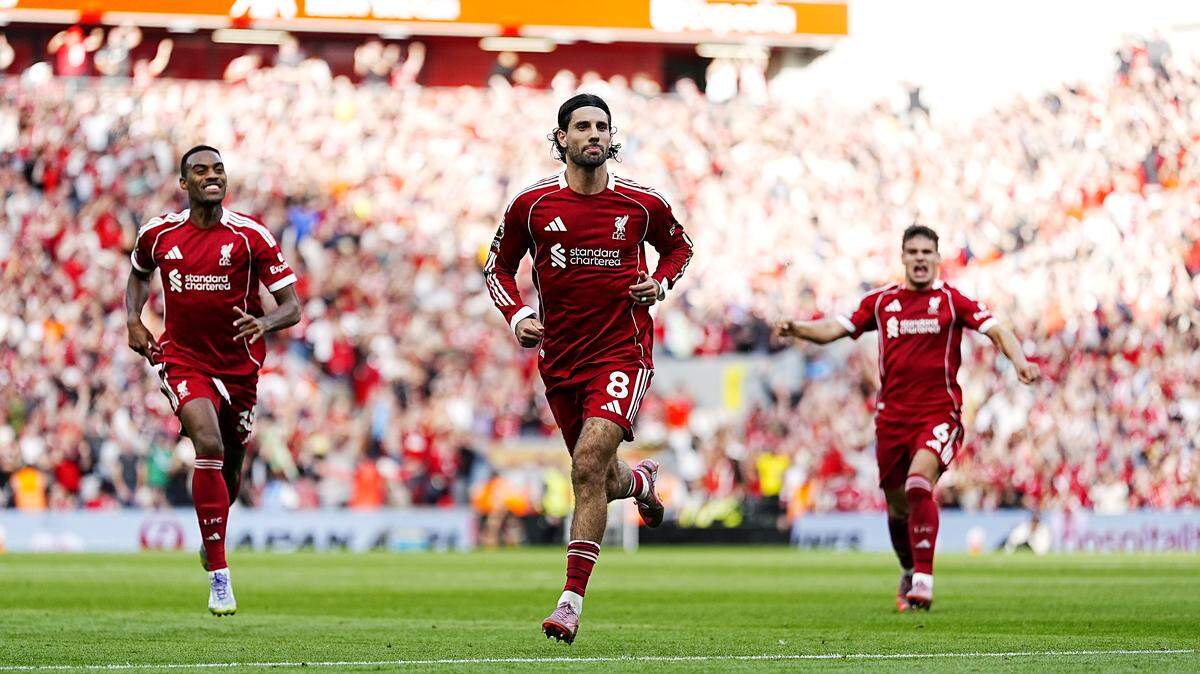 El húngaro Dominik Szoboszlai (centro) celebra tras anotar el gol del triunfo de Liverpool 1-0 ante Arsenal, el domingo en Anfield.