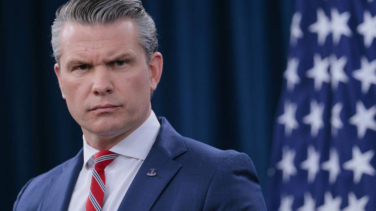 El secretario de Guerra de Estados Unidos, Pete Hegseth, observa durante una rueda de prensa en el Pentágono el 5 de mayo de 2026 en Arlington, Virginia.