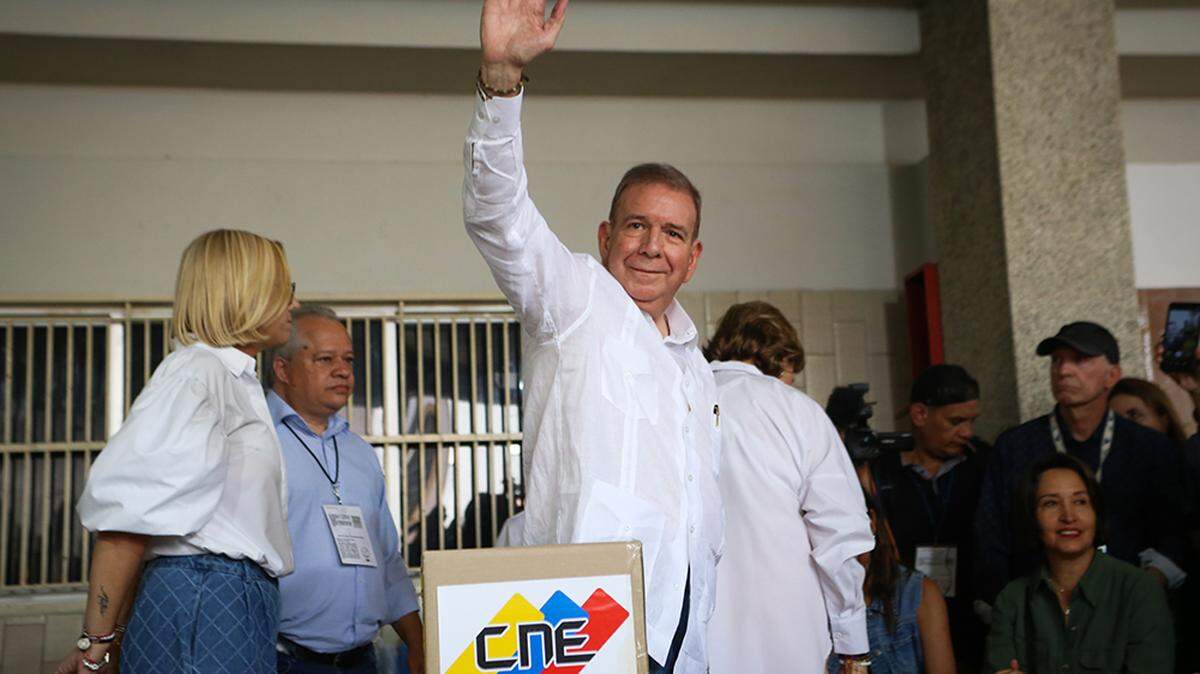 Foto de archivo. Edmundo González, candidato de la oposición venezolana, saluda después de emitir su voto en un centro de votación en Caracas, Venezuela, el domingo 28 de julio de 2024.