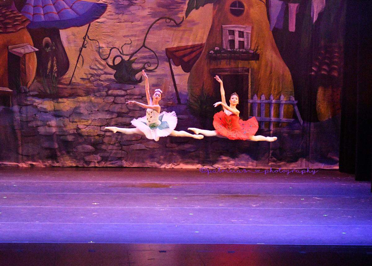 Hinano Eto (Señorita Magnolia) y Kayci Rodríguez (Señorita Cereza) en “Chipollino”, coreografía de Vladimir Issaev, en la temporada 2017-2018 de la compañía.