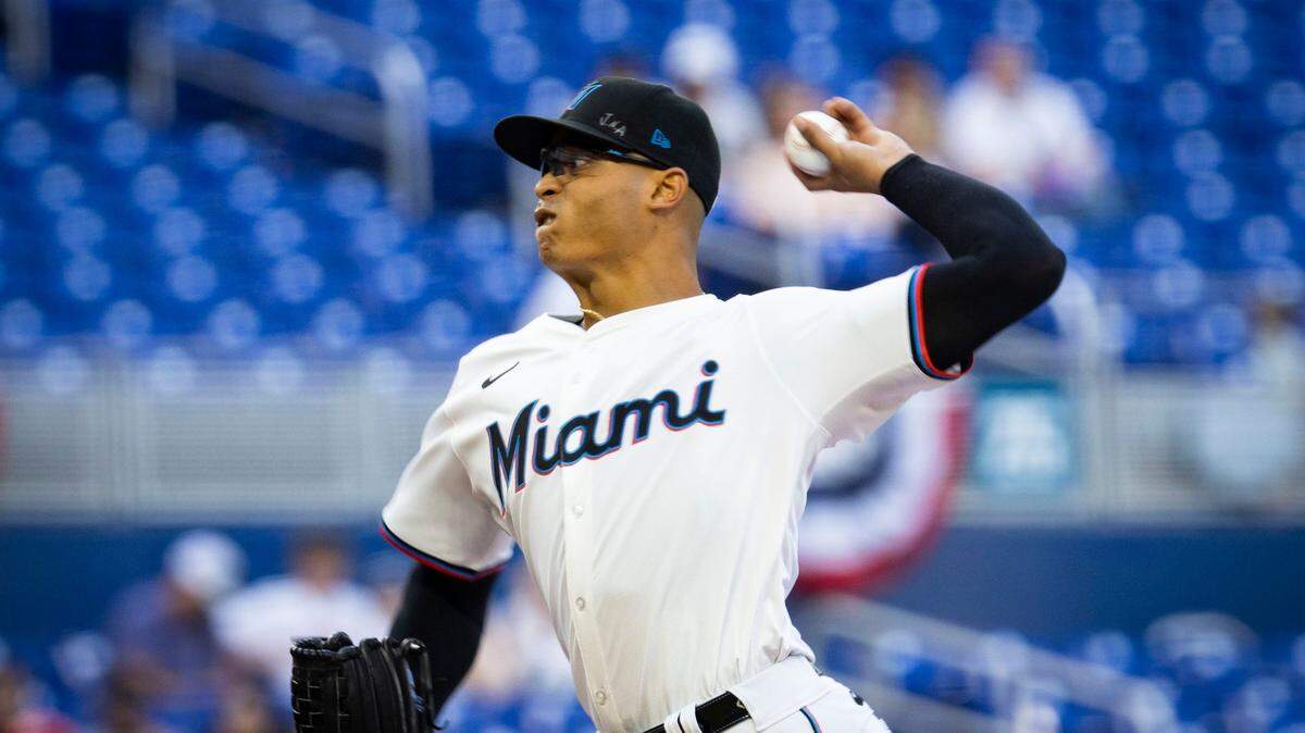 El abridor de los Marlins Jesús Luzardo lanza en el primer inning del partido ante los Angelinos de Los Angeles, celebrado el 2 de abril de 2024 en Miami.