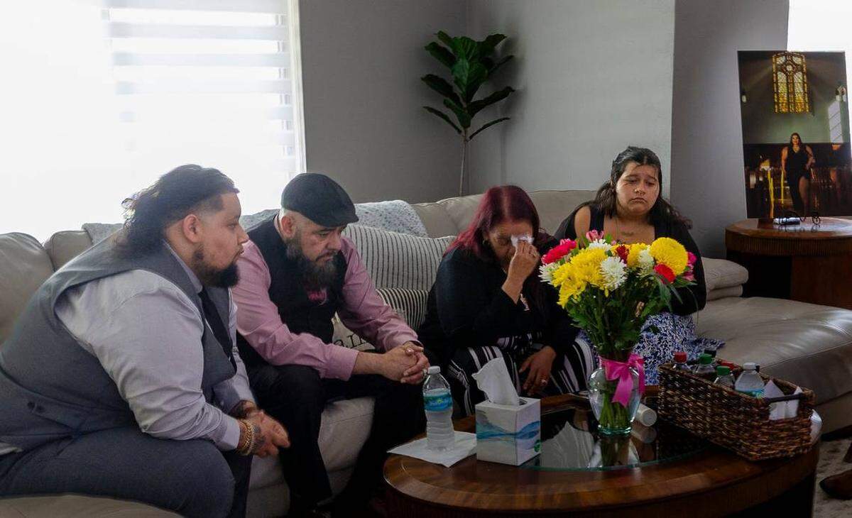 El viernes 20 de junio de 2025, en Homestead, Florida, (de izquierda a derecha) José Valdés, de 25 años, Bruce Figueroa, de 52, Jocelyn Valdés, de 17, Kristy García, de 46, y Jocelyn Valdés, de 17, se sientan en el sofá mientras recuerdan a su hija y hermana, Evelyn Valdés, de 28 años, quien perdió la vida trágicamente en un tiroteo reciente, en Wynwood, Florida.