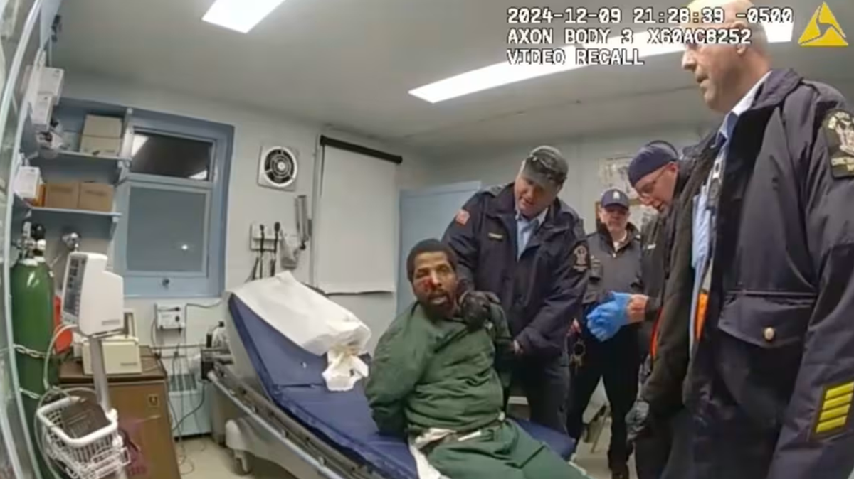 Imagen tomada de un video corporal de un agente policial que muestra a Robert Brooks en el Centro Correccional Mercy en el Condado Oneida, Nueva York, el 9 de diciembre de 2024.