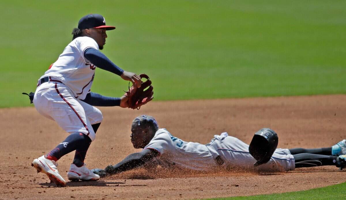 El segunda base de los Marlins Jazz Chisholm Jr se robó la segunda base en el tercer inning del partido celebrado el 24 de abril de 2022 en Atlanta.