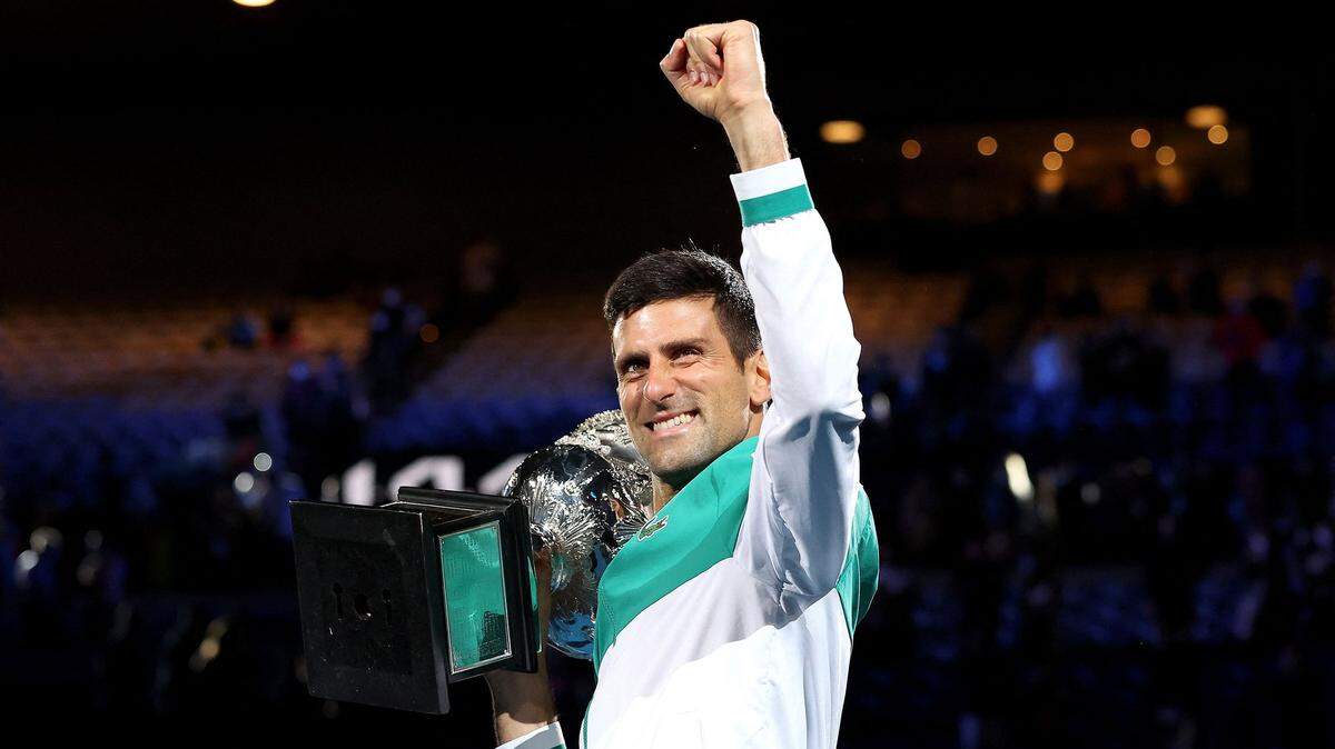 Novak Djokovic empleó un soberbio servicio, su habitual persistencia en el peloteo y su excelente desempeño en la línea de fondo para ganar 11 de 13 juegos en un tramo y derrotar el domingo 7-5, 6-2, 6-2 a un frustrado Daniil Medvedev, llevándose su tercer trofeo seguido del Abierto de Australia.