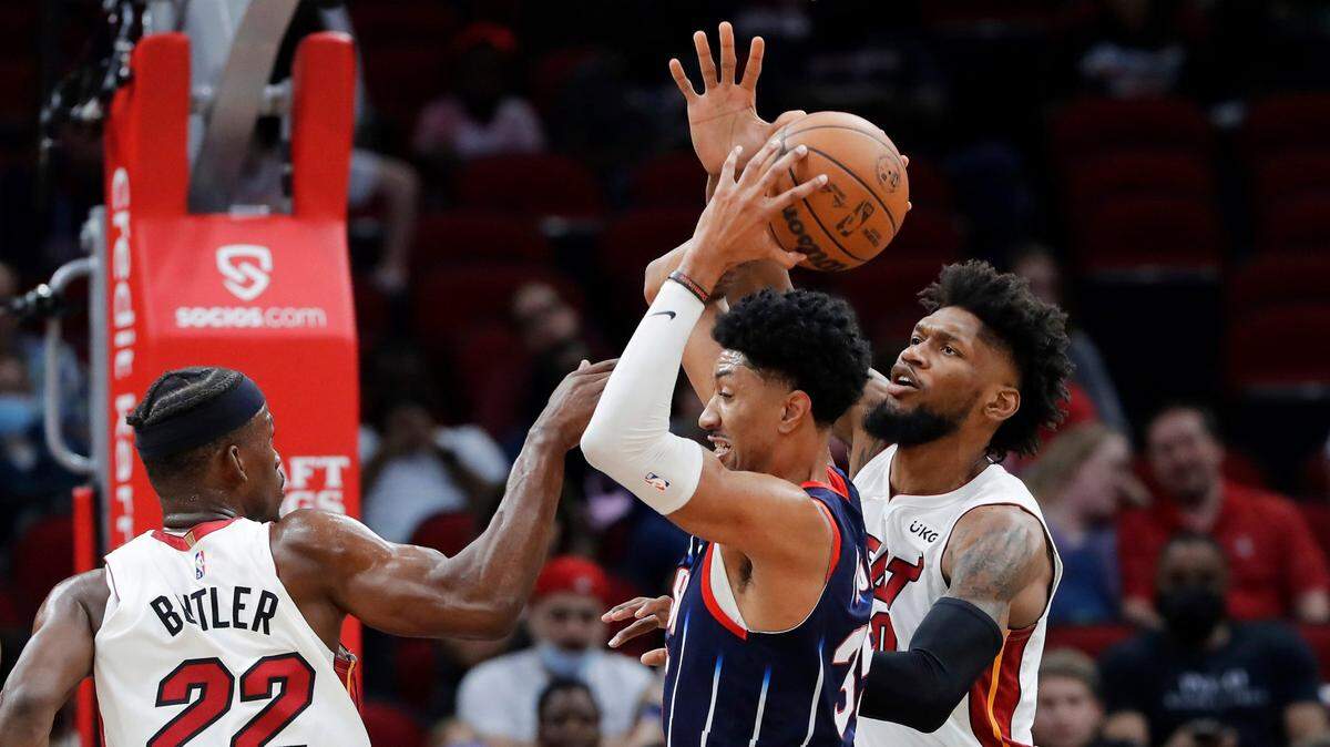 El centro del Heat Chris Silva (der.) trata de bloquear el pase de Christian Wood, de los Rockets, en el partido celebrado el 31 de diciembre de 2021 en Houston.