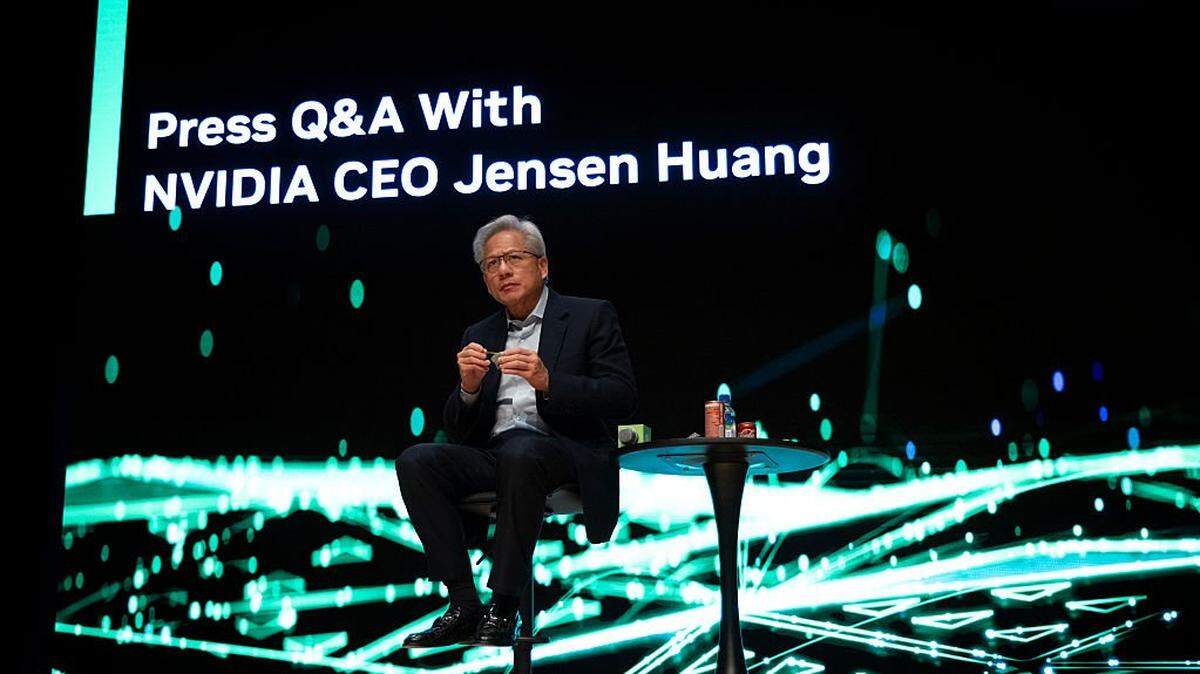 El director ejecutivo de Nvidia, Jensen Huang, participa en una sesión de preguntas y respuestas en una conferencia de prensa celebrada el 31 de octubre de 2025 en Gyeongju, Corea del Sur. 