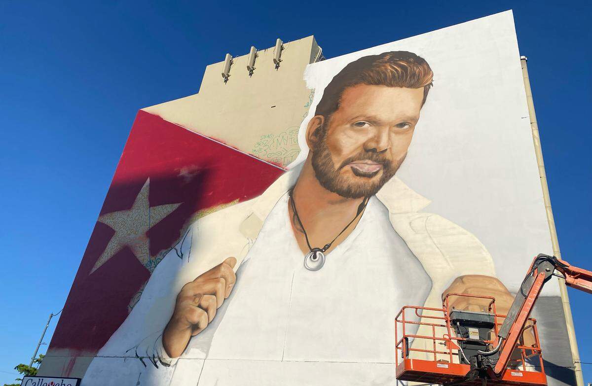 Mural con imagen de Willy Chirino.
