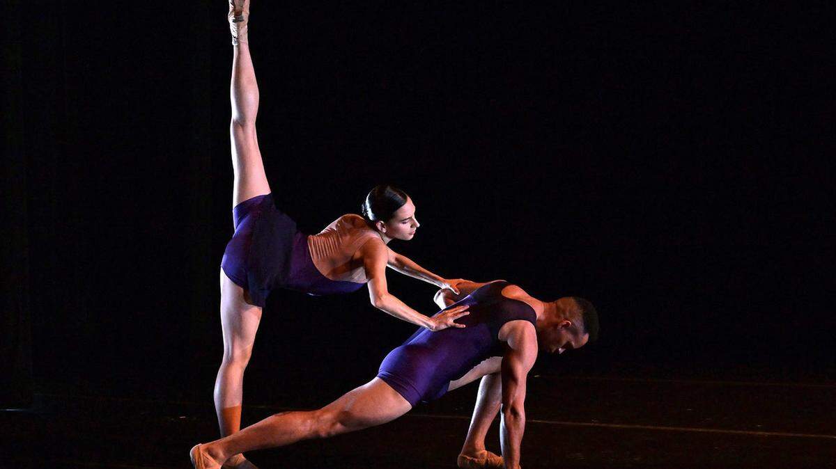 Melissa Verdecia y Lyvan Verdecia, de Dimensions Dance Theatre of Miami, en “Smallest Orbits” de Helen Simoneau.