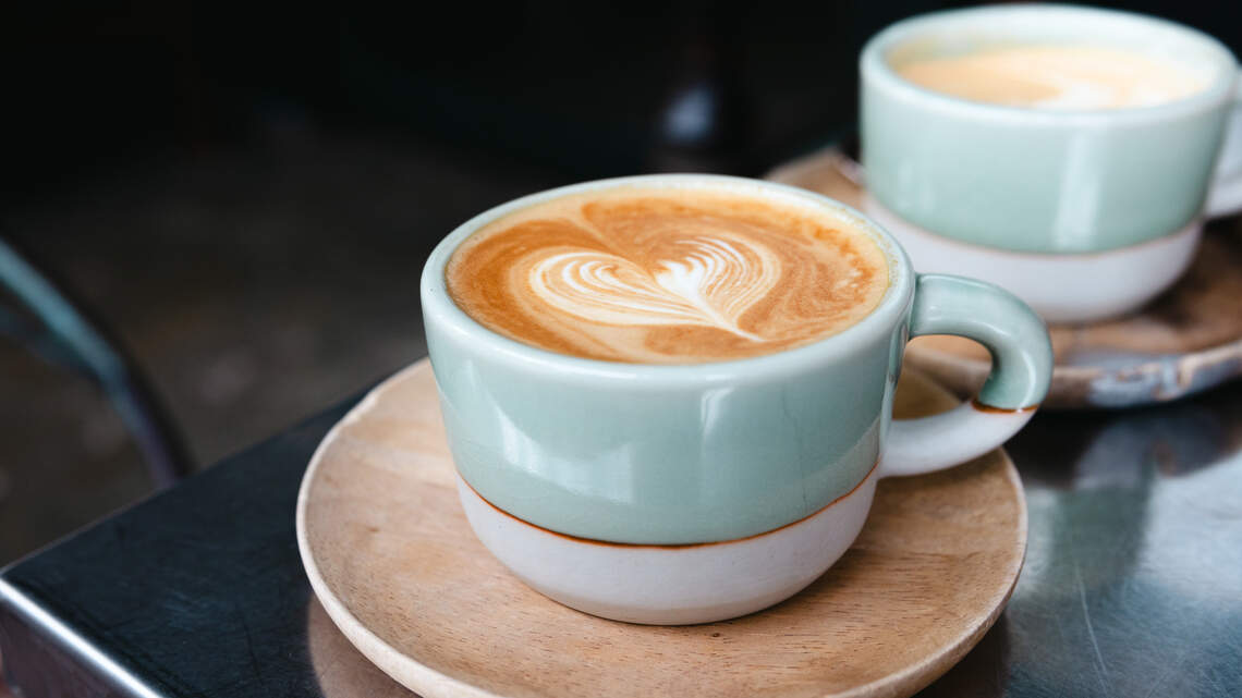 ¿Cuánto café es saludable tomar al día?