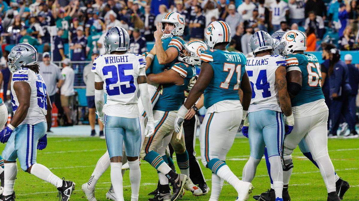 El kicker de los Dolphins Jason Sanders (centro) pateó tres field goals de más de 50 yardas y se convirtió en el primer pateador en la historia del equipo que lo consigue en un juego.  