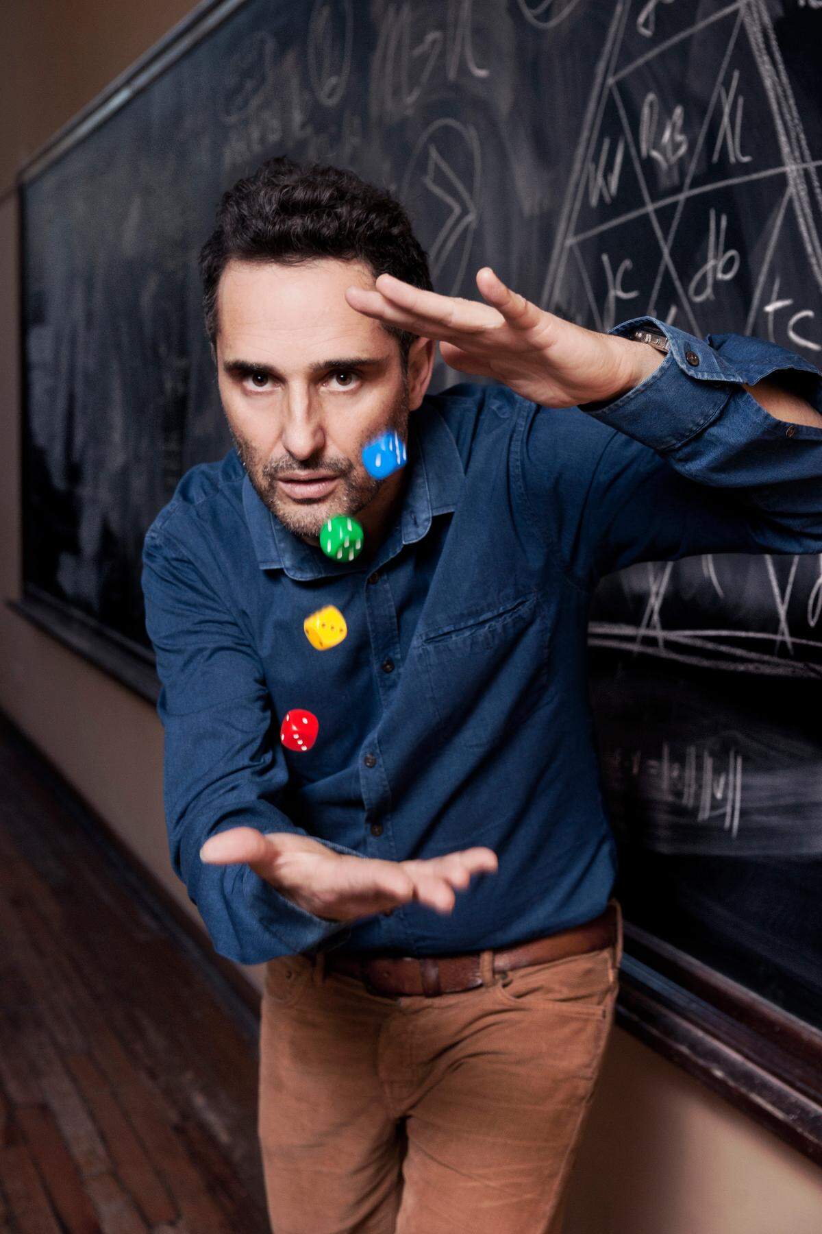 El ganador de siete premios Latin GRAMMY y de un Oscar, el cantautor uruguayo Jorge Drexler trae su gira actual, “Tinta y Tiempo” al James L. Knight Center el jueves 3 de octubre.
