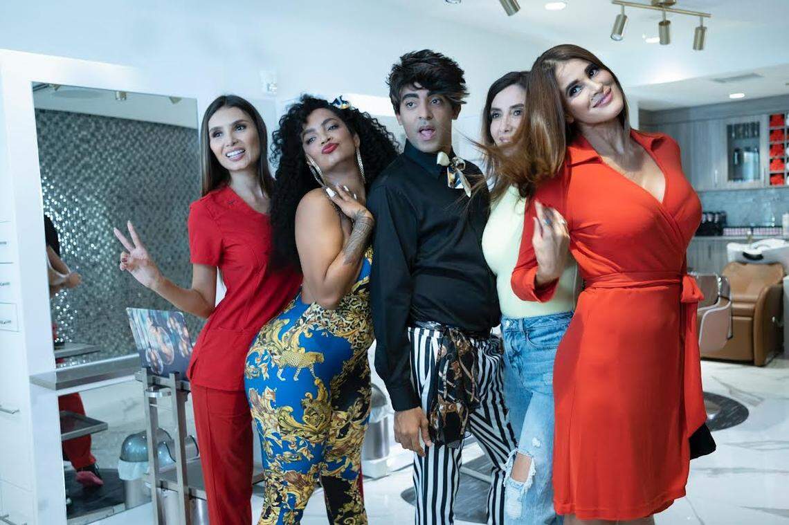 Parte del elenco de ‘Mírame así’. Desde la izquierda: Catherine Castaño, Seidy ‘La Niña’ Carrera, Jazz Vilá, Nadia Rodwinski y Everlayn Borges.
