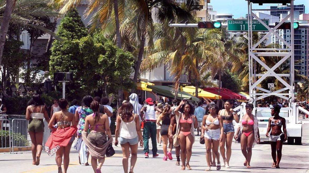 Tanto turistas como residentes del área visten bañadores y ropa de playa de mil colores y estilos en la arena y por las calles.