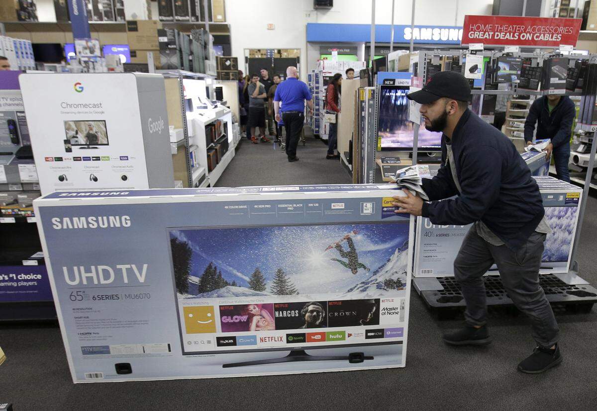 Las ventas de Black Friday representan una oportunidad para muchas familias de comprar televisores y equipos de computadoras y laptops con descuentos considerables.
