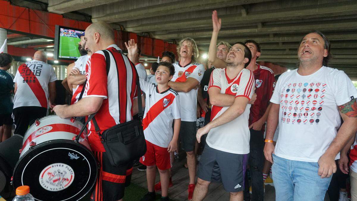 Federico Delaney (centro), el fundador de la filial de River Plate en Miami.