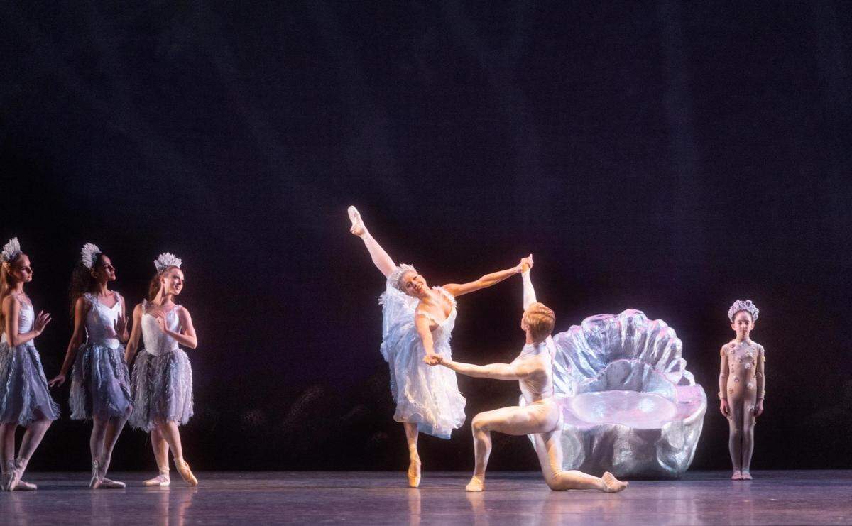 Dawn Atkins (Titania) y Brooks Landegger (su Caballero) en “Un sueño de una noche de verano” de George Balanchine.