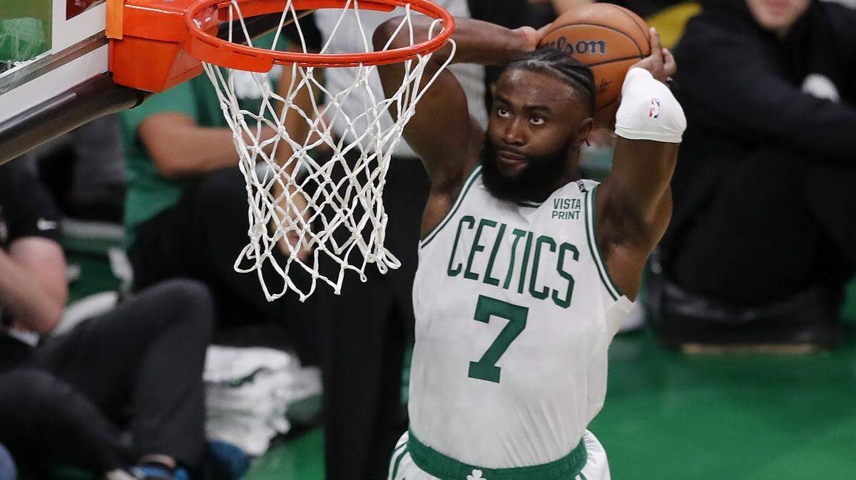 El base de los Celtics de Boston Jaylen Brown clava el balón en el segundo periodo del Juego 3 de las Finales de la NBA ante los Warriors de Golden State, el miércoles 8 de junio del 2022.