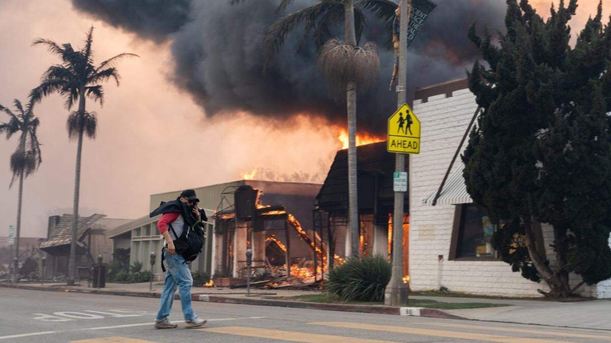 Las llamas consumen una casa en el vecindario de Pacific Palisades, en el Condado Los Ángeles, el miércoles 8 de enero de 2025.