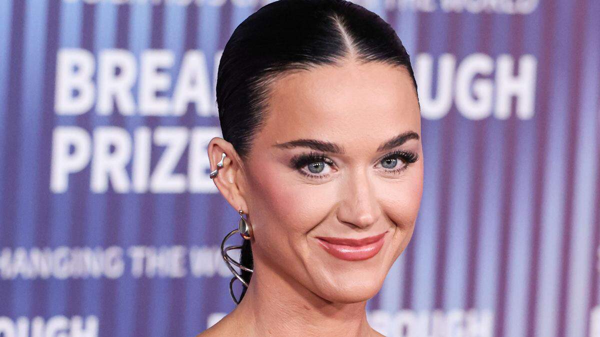 Katy Perry con joyas Coperni SS24 RTW y Mara Paris llega a la décima ceremonia anual del Premio Breakthrough celebrada en el Academy Museum of Motion Pictures el 13 de abril de 2024 en Los Ángeles, California, Estados Unidos.