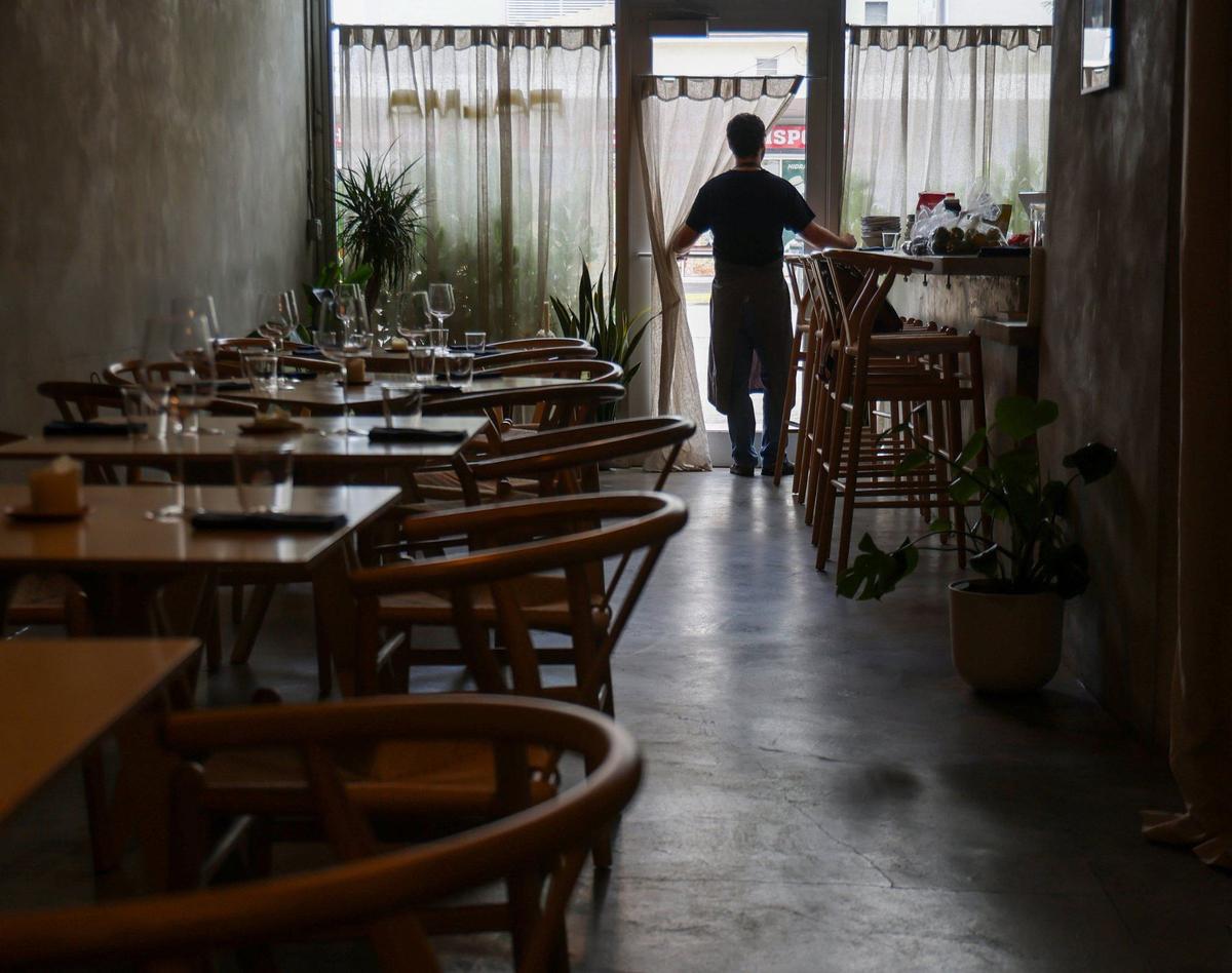 El chef Juan Camilo Liscano en el interior de su restaurante Palma en Miami.