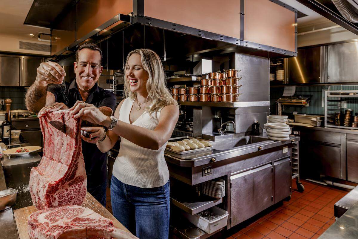 Tom y Kassidy Angelo en la cocina de Daniel’s Miami, un nuevo restaurante de carnes en el antiguo restaurante Fiola.