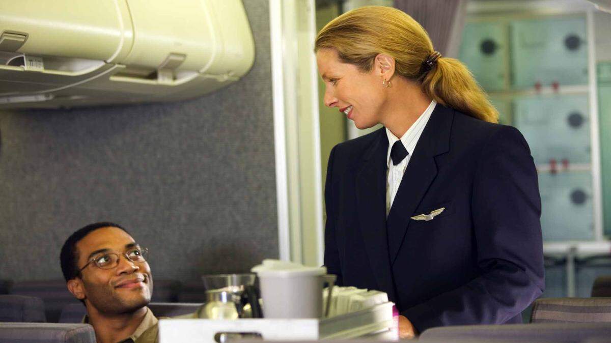 Foto de archivo. El diario inglés sostiene que la azafata ganó alrededor de 650,000 libras (877,000 euros) durante dos años a cambio de mantener sexo con los pasajeros en el baño de los aviones.