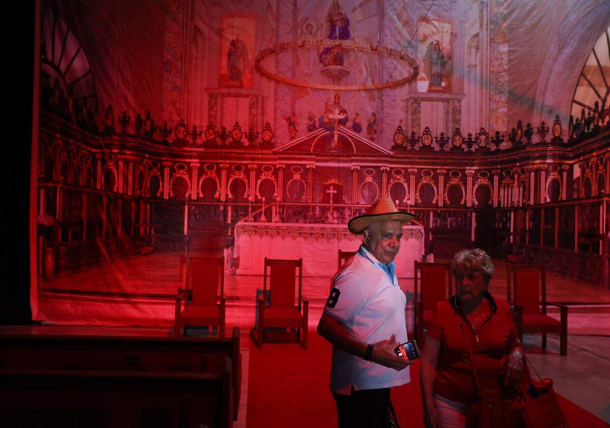 La réplica de la Catedral de La Habana es una de las favoritas en la feria Cuba Nostalgia, donde este año se puede alabar una imagen de la Virgen de la Caridad, que traen de la Ermita.