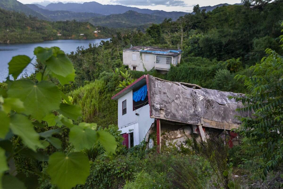 Una vivienda colapsada en el barrio Río Abajo en Utuado, Puerto Rico. Casas abandonadas como esta son algo común en Utuado, donde sigue la recuperación un año después que el huracán María devastó la zona.