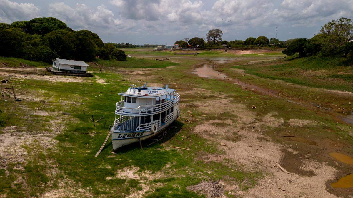 La intensa sequía ha afectado al río Amazonas cerca de la ciudad de Parintins, Brasil, lo que también ha contribuido a la proliferación de incendios. En esta foto del 15 de septiembre de 2024, se ven dos botes en un Lagoa da Francesa que se quedó sin agua.
