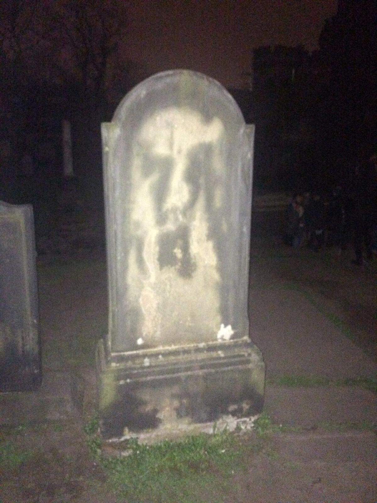 Tumba del pintor David Allan, en el cementerio de Old Calton en Edimburgo. En su lápida se puede observar una gran mancha que se asemeja a un rostro con la boca muy abierta.