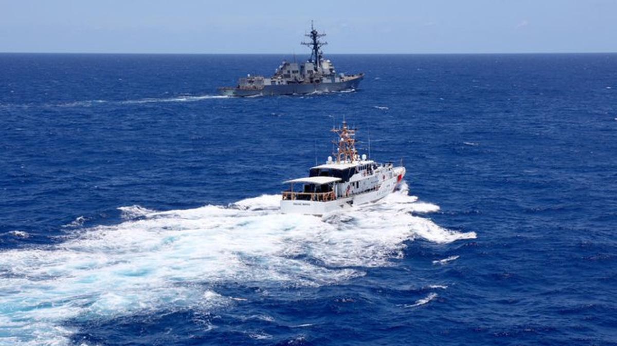La tripulación del barco Isaac Mayo de los guardacostas en el Estrecho de la Florida.