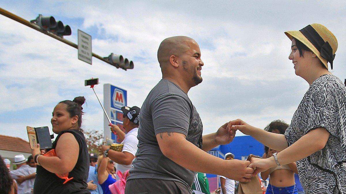  Orlando Erazo baila con su esposa, Yesenia el domingo 6 de marzo de 2016 durante el 39 Festival Anual de la Calle Ocho. Carl Juste-Miami Herald