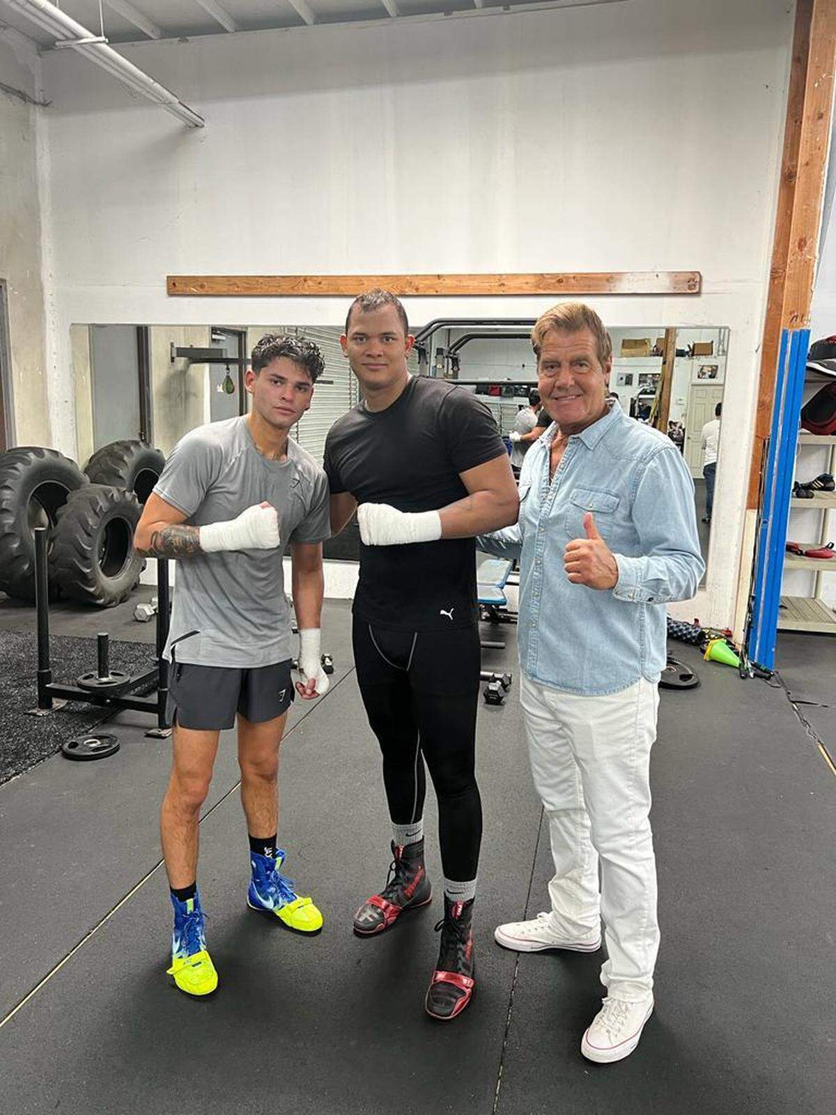GEOVANY BRUZON (centro) junto a Ryan García y el entrenador Joe Goosen.
