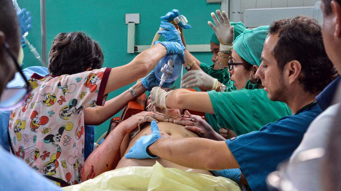 Una sobreviviente del avión Boeing-737 que se estrelló poco después de despegar del aeropuerto José Martí de La Habana (Cuba), es atendida el viernes 18 de mayo de 2018, en el hospital Calixto García de La Habana (Cuba).