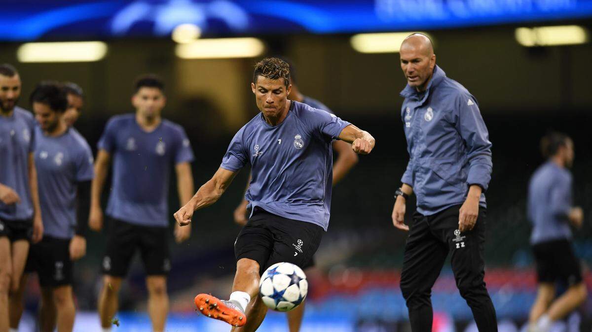 Cristiano Ronaldo dispara a la portería en una práctica del Real Madrid el 2 de junio de 2017.