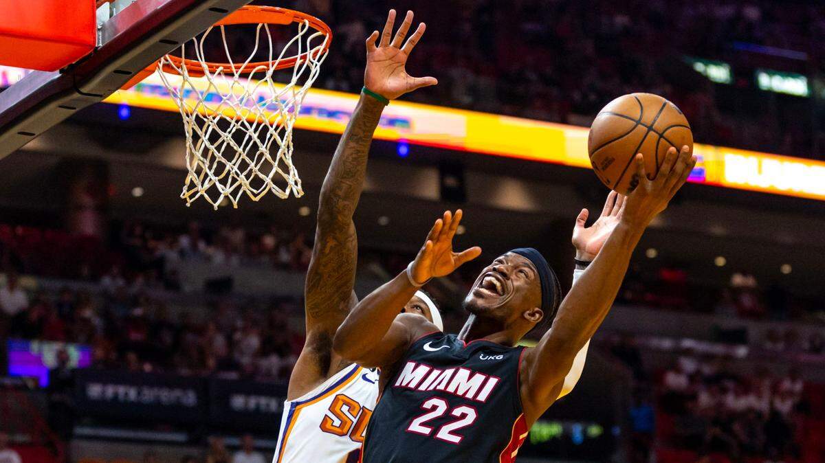 El jugador del Heat Jimmy Butler (der.) entra al aro ante la marca de Torrey Craig, de los Suns de Phoenix, en el partido celebrado el 4 de noviembre de 2022 en Miami.